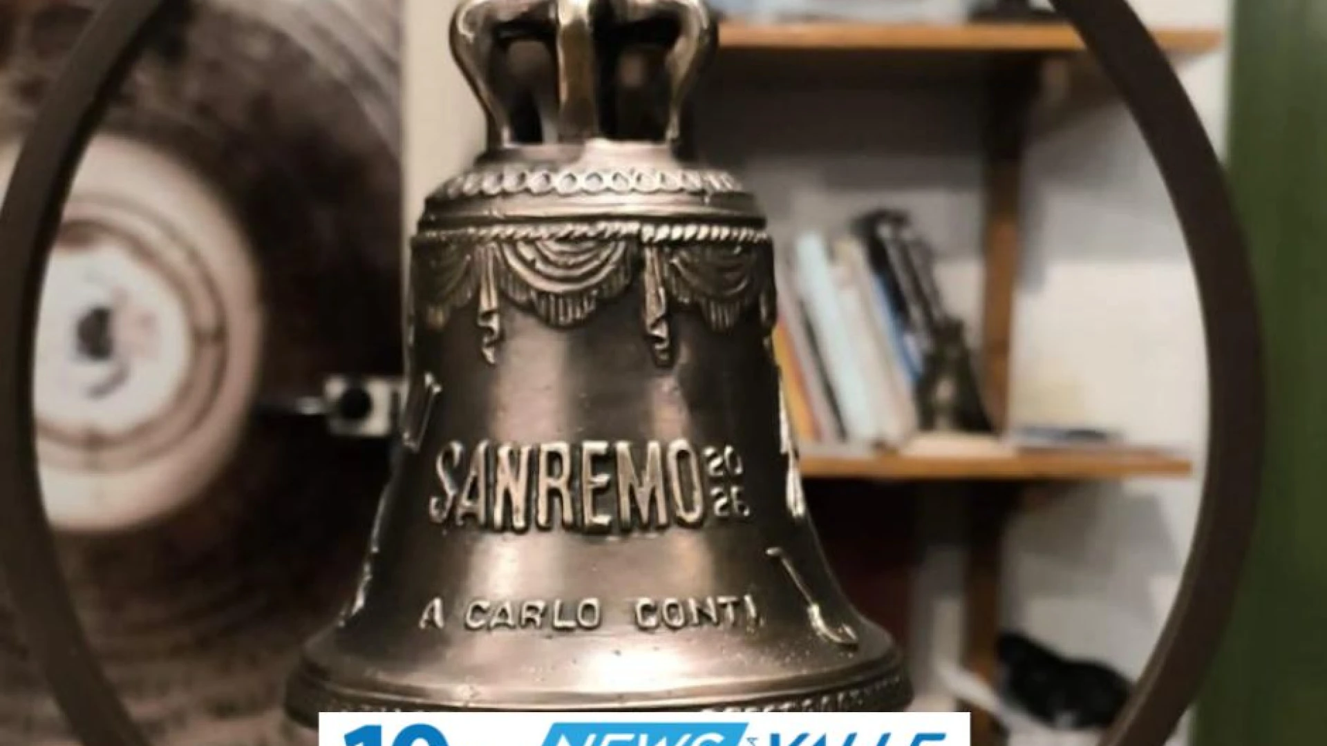 Agnone protagonista a Sanremo. A Carlo Conti la campana della fonderia  Marinelli.